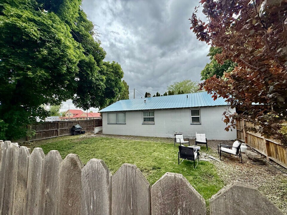 10305 W 1st St in La Grande, OR - Building Photo
