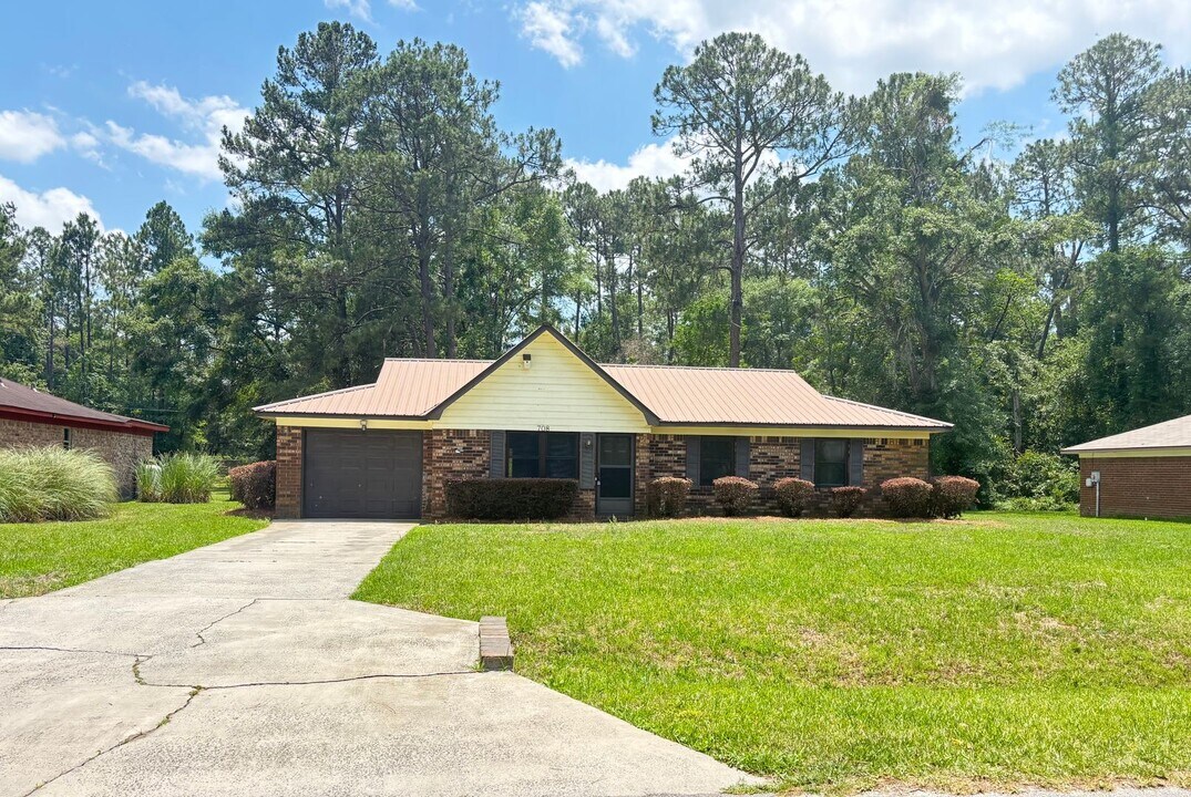 708 Franklin St in Hinesville, GA - Foto de edificio