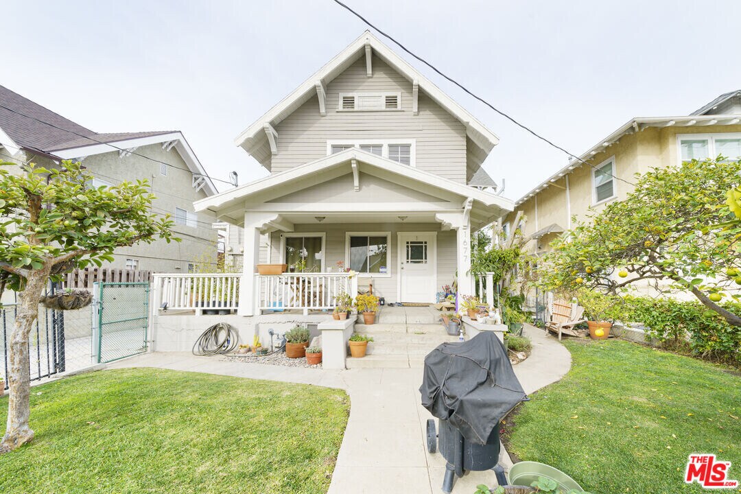 1677 W 24th St in Los Angeles, CA - Building Photo