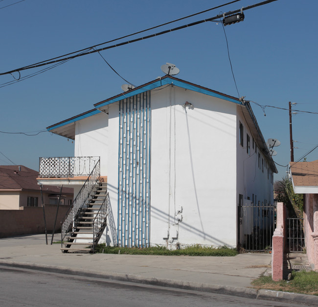 10033 Flora Vista St in Bellflower, CA - Building Photo - Building Photo