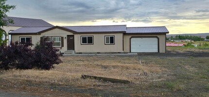 1295 E Thomas Ave in Irrigon, OR - Building Photo - Building Photo