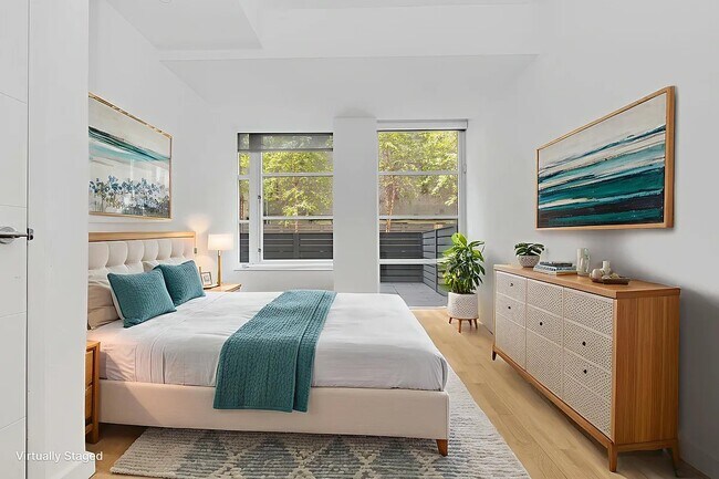 331 E Houston St in New York, NY - Building Photo - Building Photo