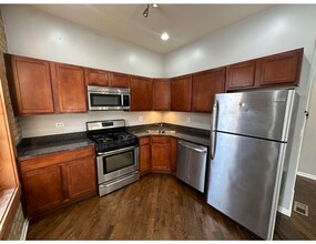2748 W Le Moyne St, Unit 3E in Chicago, IL - Building Photo - Building Photo