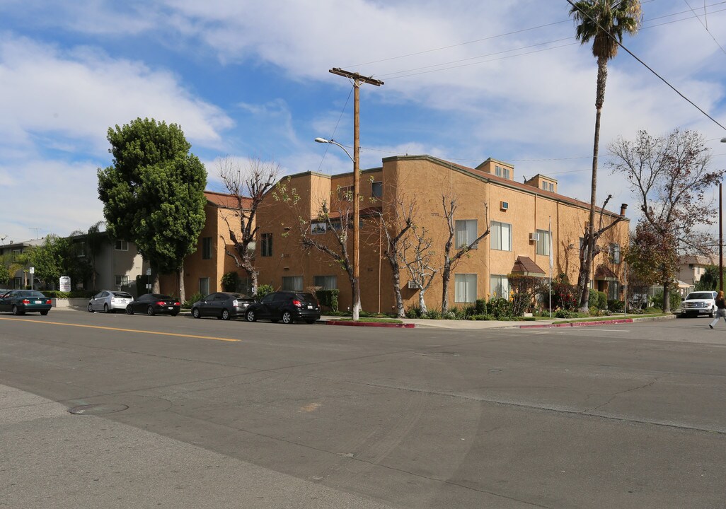 5708 Tujunga Ave in North Hollywood, CA - Building Photo