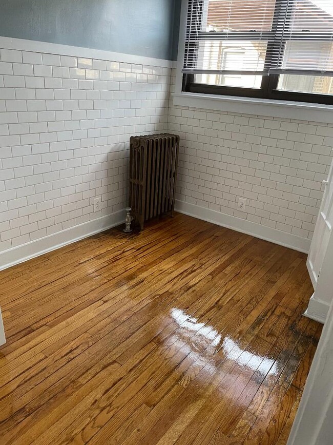 property at 6364 N Hermitage Ave