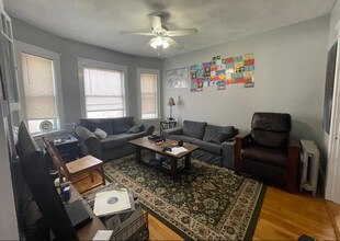 63 Frederick Ave, Unit 1 in Medford, MA - Foto de edificio - Building Photo