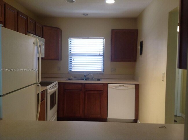 1921 Woolbright Rd in Boynton Beach, FL - Foto de edificio - Building Photo