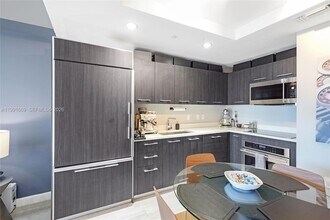 45 SW 9th St, Unit 3405 in Miami, FL - Building Photo - Building Photo