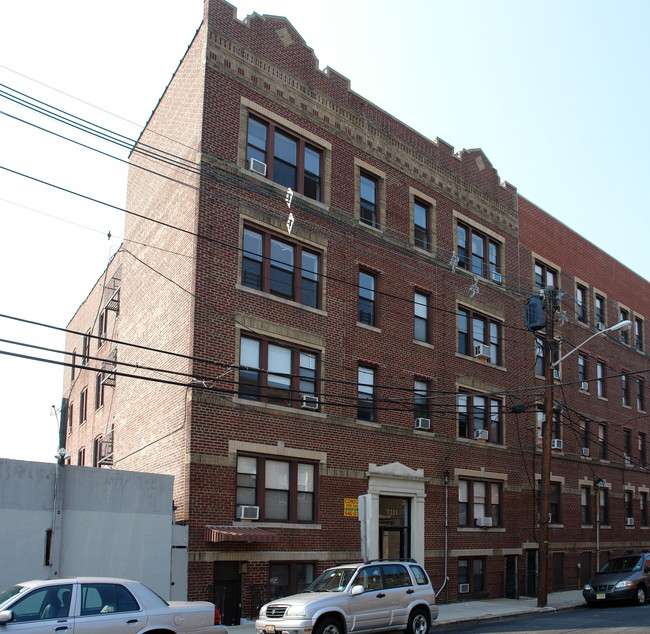 7111 Palisade Ave in North Bergen, NJ - Foto de edificio - Building Photo