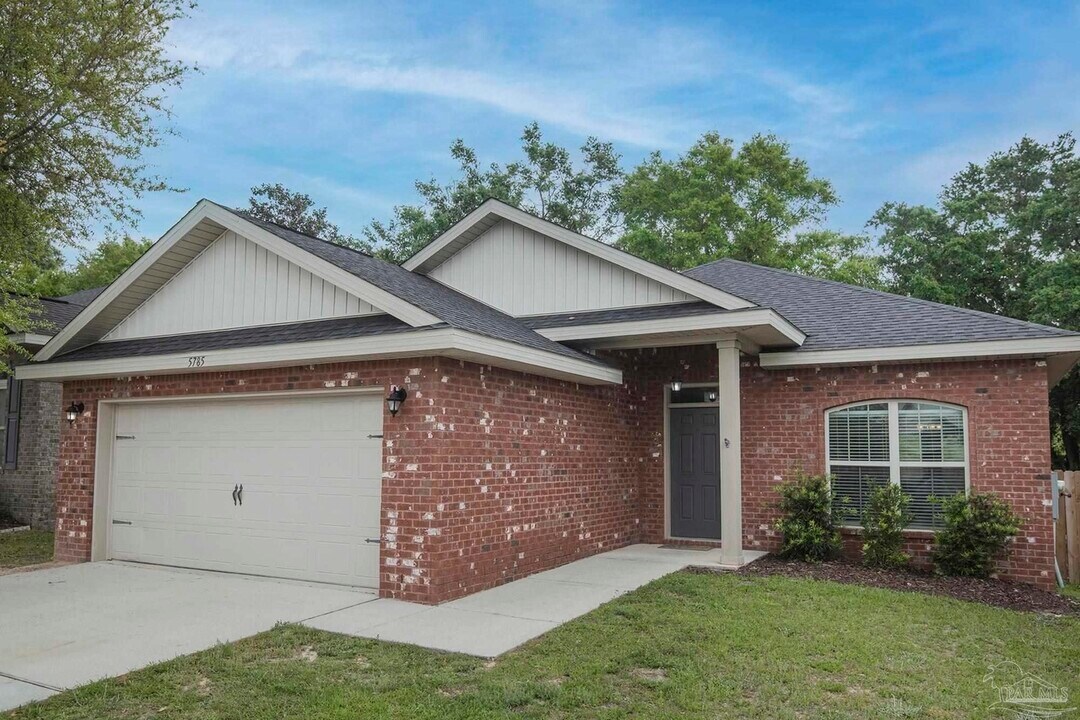 5785 Jade Moon Cir in Milton, FL - Building Photo