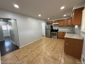 8064 Whitefield St in Dearborn Heights, MI - Building Photo - Building Photo