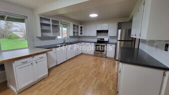 219 Shirley St in Molalla, OR - Building Photo