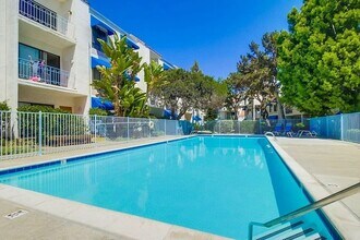 8320 Regents Rd in San Diego, CA - Building Photo - Building Photo