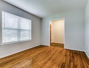1310 Kingsbridge Dr in Garland, TX - Foto de edificio - Building Photo