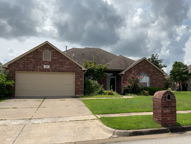 property at 1005 E Uniontown St