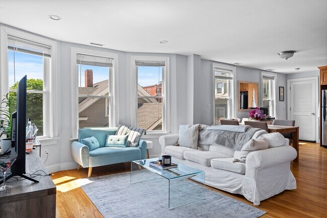 87 M St, Unit 2 in Boston, MA - Building Photo - Building Photo