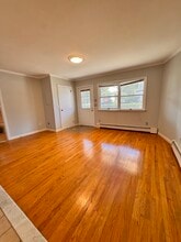 44 Valentine St, Unit Apt #1 in Glen Cove, NY - Building Photo - Building Photo