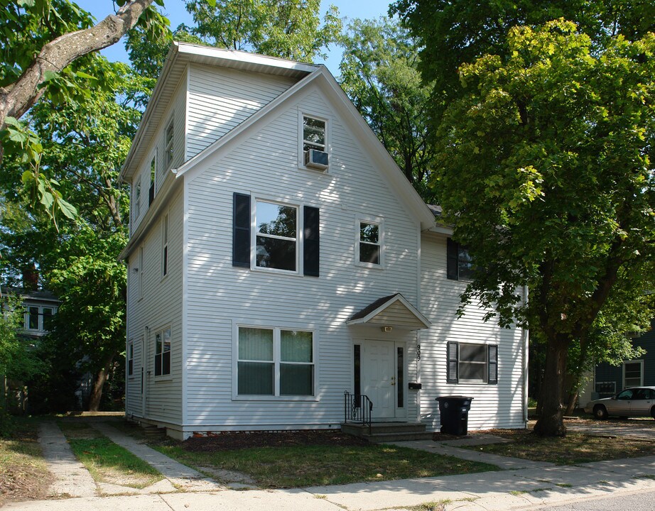 909 Sylvan Ave in Ann Arbor, MI - Foto de edificio