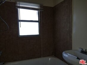 246 S Kenmore Ave in Los Angeles, CA - Foto de edificio - Building Photo