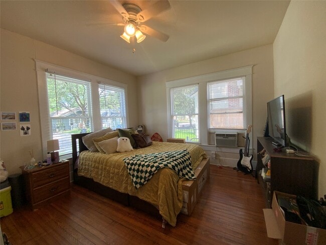 property at 912 W Melwood St