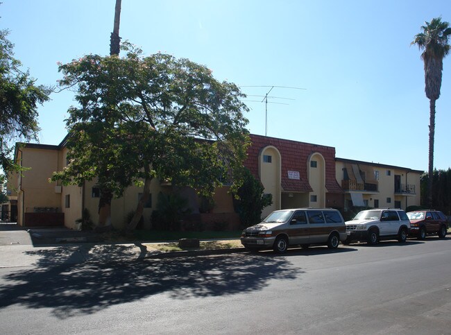 6706 Cleon Ave in North Hollywood, CA - Foto de edificio - Building Photo