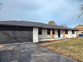 213 W Aven Ave in Nixa, MO - Building Photo - Building Photo