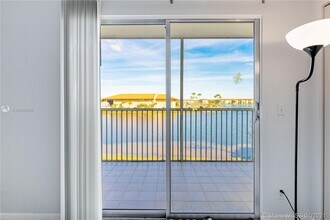 1301 SW 134th Way-Unit -304 in Pembroke Pines, FL - Foto de edificio - Building Photo