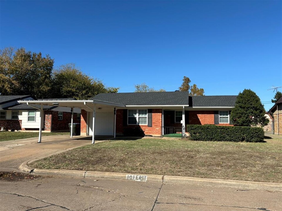 101 E Ridge Rd in Norman, OK - Foto de edificio