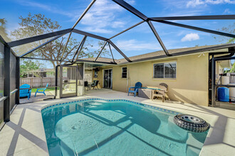 561 Cabana Rd in Venice, FL - Building Photo - Building Photo