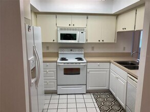 9000 Griggs Rd in Englewood, FL - Building Photo - Building Photo