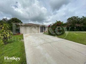 798 Chevy Chase St NW in Port Charlotte, FL - Building Photo