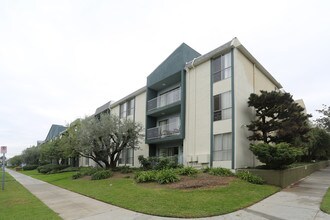 Sun Dial Francis Apartments in Los Angeles, CA - Building Photo - Building Photo