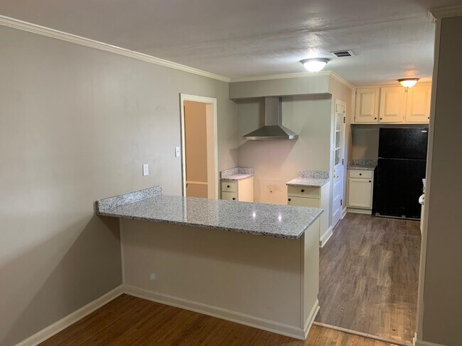 1640 S Perkins Rd in Memphis, TN - Building Photo - Building Photo