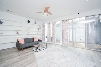 666 N Eldridge Pkwy in Houston, TX - Foto de edificio - Building Photo