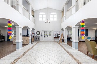 Valor Hill Apartments in San Antonio, TX - Foto de edificio - Building Photo