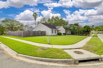 118 Laurelwood Dr in Savannah, GA - Building Photo - Building Photo