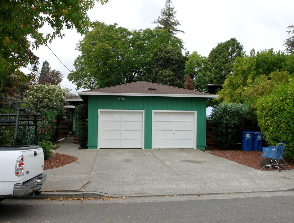 1037 3rd St in Novato, CA - Foto de edificio