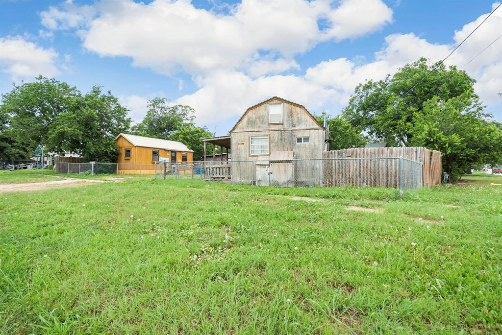 300 W 11th St in Cisco, TX - Building Photo