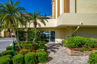 Columbia Towers at Sea Towers in St. Petersburg, FL - Foto de edificio - Building Photo