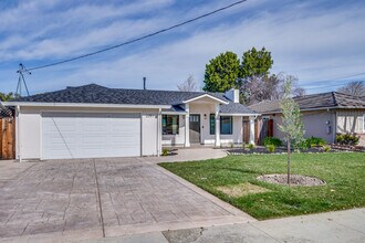 2051 Randolph Dr in San Jose, CA - Foto de edificio - Building Photo