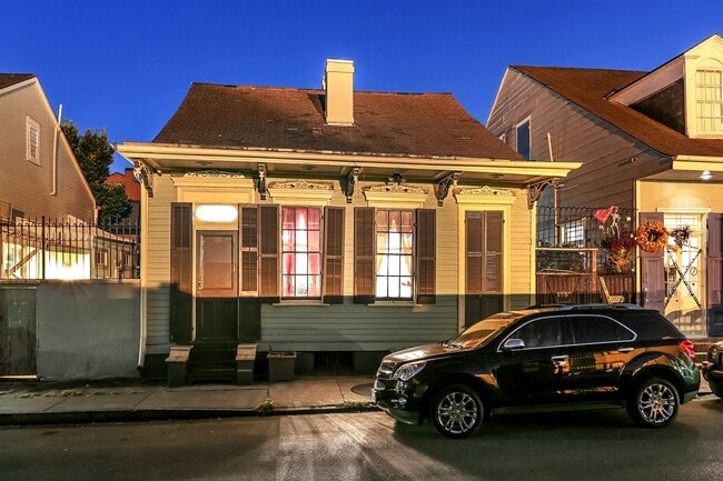 1030 Burgundy St in New Orleans, LA - Foto de edificio - Building Photo