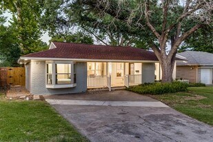 9026 Livenshire Dr in Dallas, TX - Building Photo