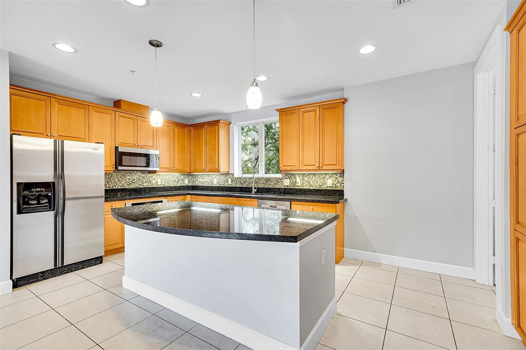 1902 Coral Heights Ct in Oakland Park, FL - Building Photo