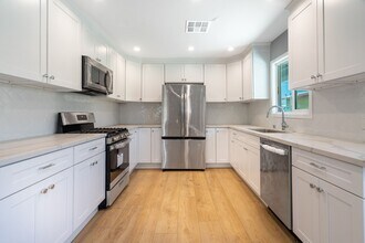 1049 W 62nd St in Los Angeles, CA - Building Photo - Building Photo