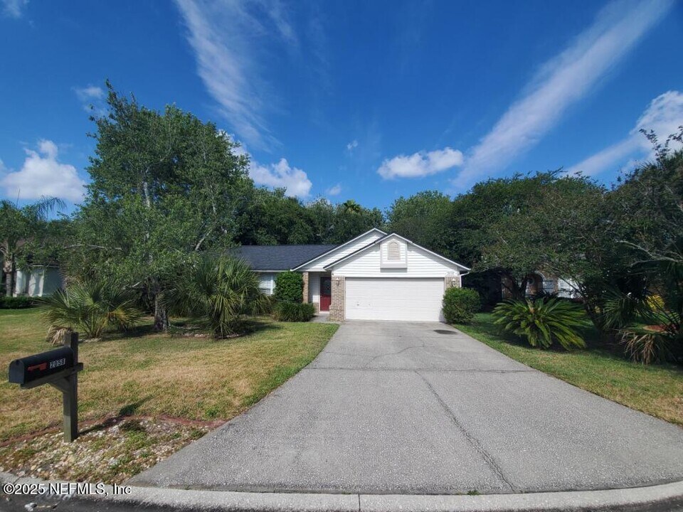 2058 Forest Gate Dr E in Jacksonville, FL - Foto de edificio