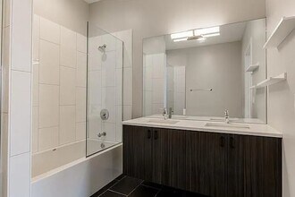 2556 W Armitage Ave in Chicago, IL - Building Photo - Building Photo
