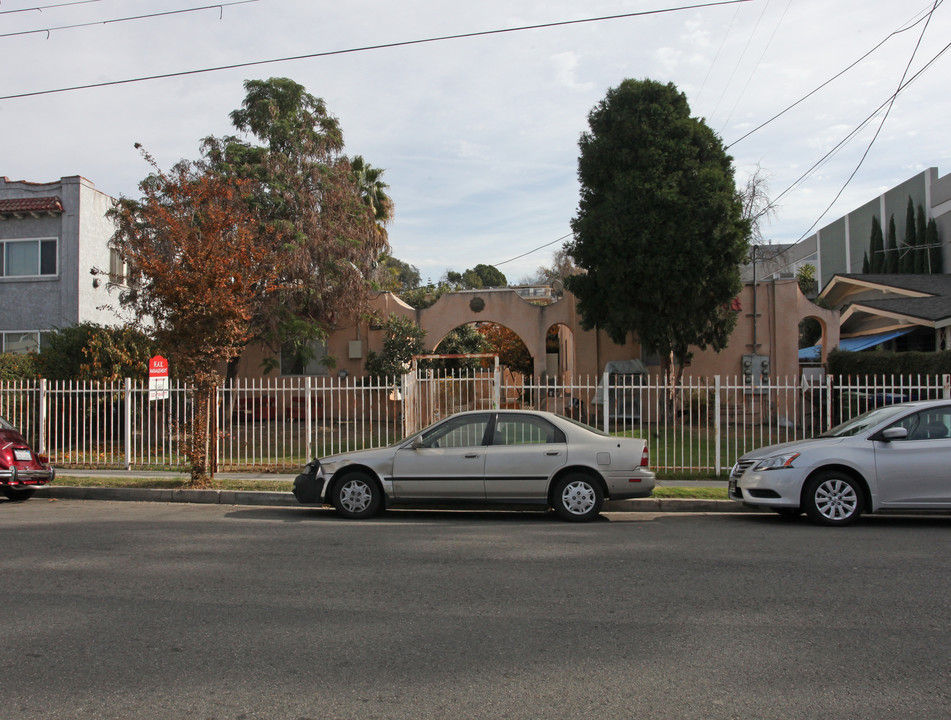 1600-1604 1/2 N Kenmore Ave in Los Angeles, CA - Building Photo