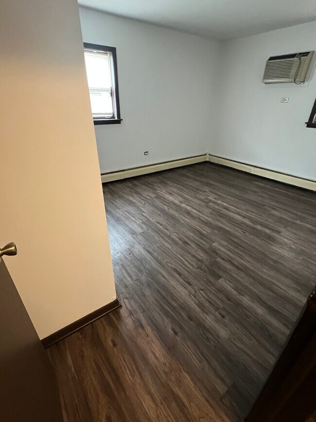 8054 W 95th St in Hickory Hills, IL - Building Photo - Building Photo