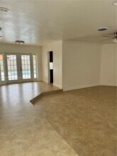 4440 NW 43rd St in Lauderdale Lakes, FL - Foto de edificio - Building Photo