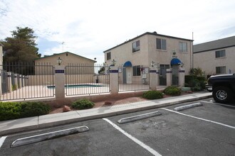 Meadow Vista in Las Vegas, NV - Foto de edificio - Building Photo